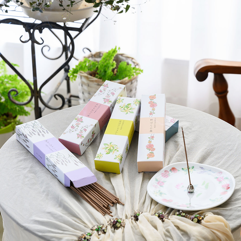 天然精油のお線香と香皿・香立て（使用シーン）