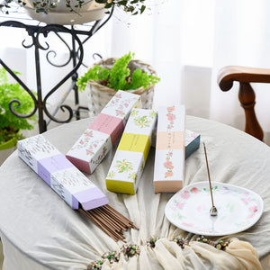 天然精油のお線香と香皿・香立て（使用シーン）