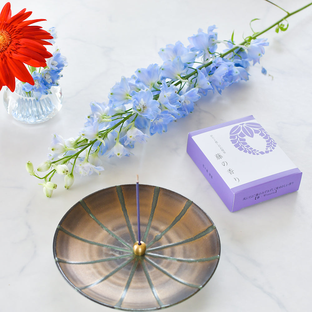 祈りと癒しのお線香ショートサイズ　藤　(使用シーン)