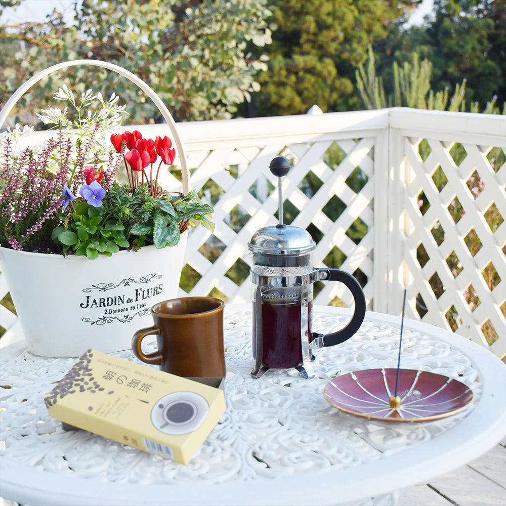 朝のお線香 珈琲(テラスでの使用シーン)