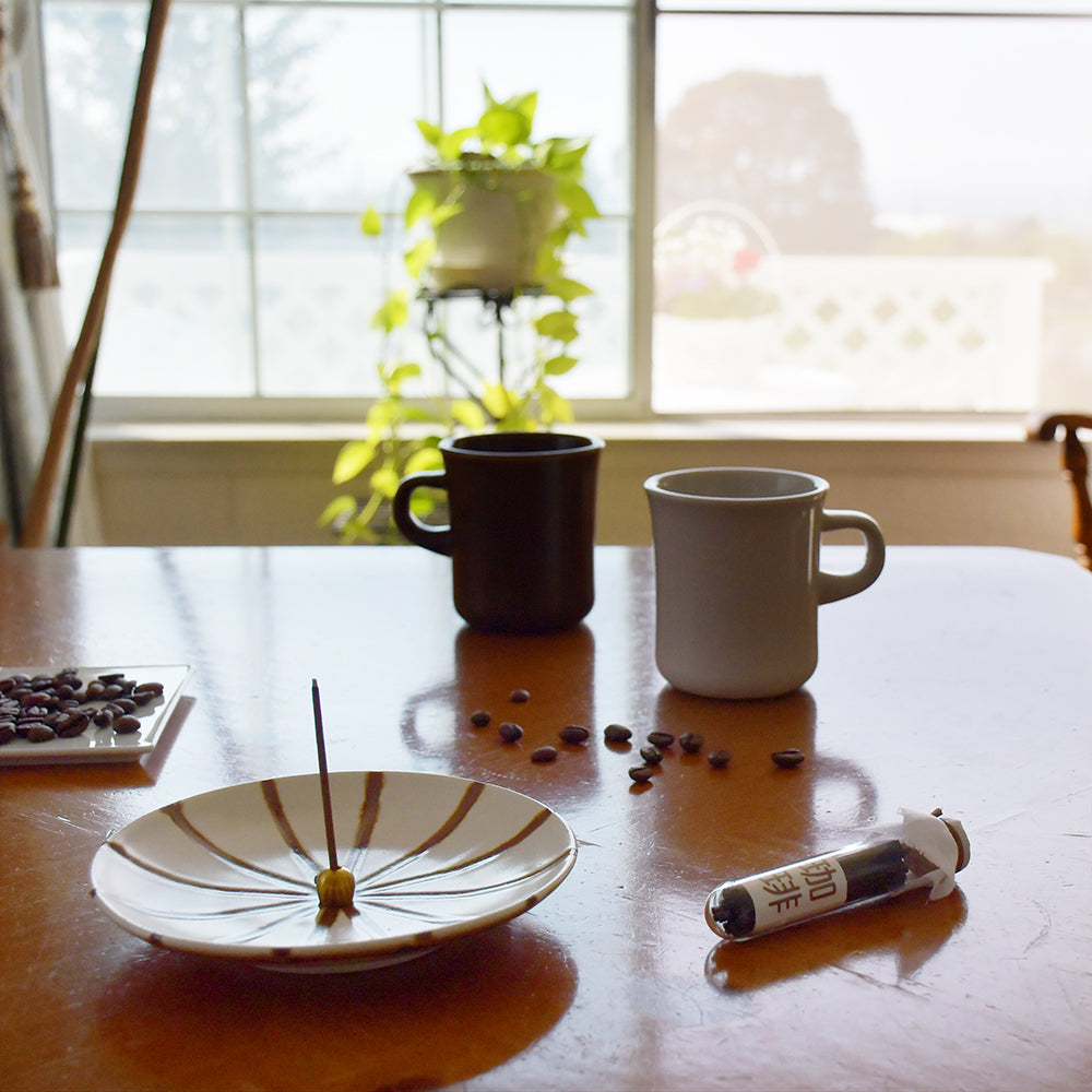 朝のお線香（ビン）珈琲(リビングでの使用シーン)