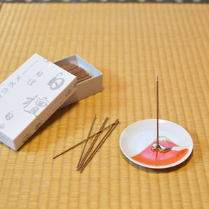 富士香皿で焚かれる天然白檀