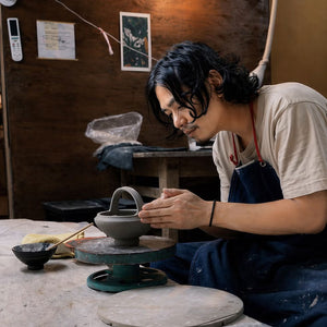 作品作りをする吉野瞬さん