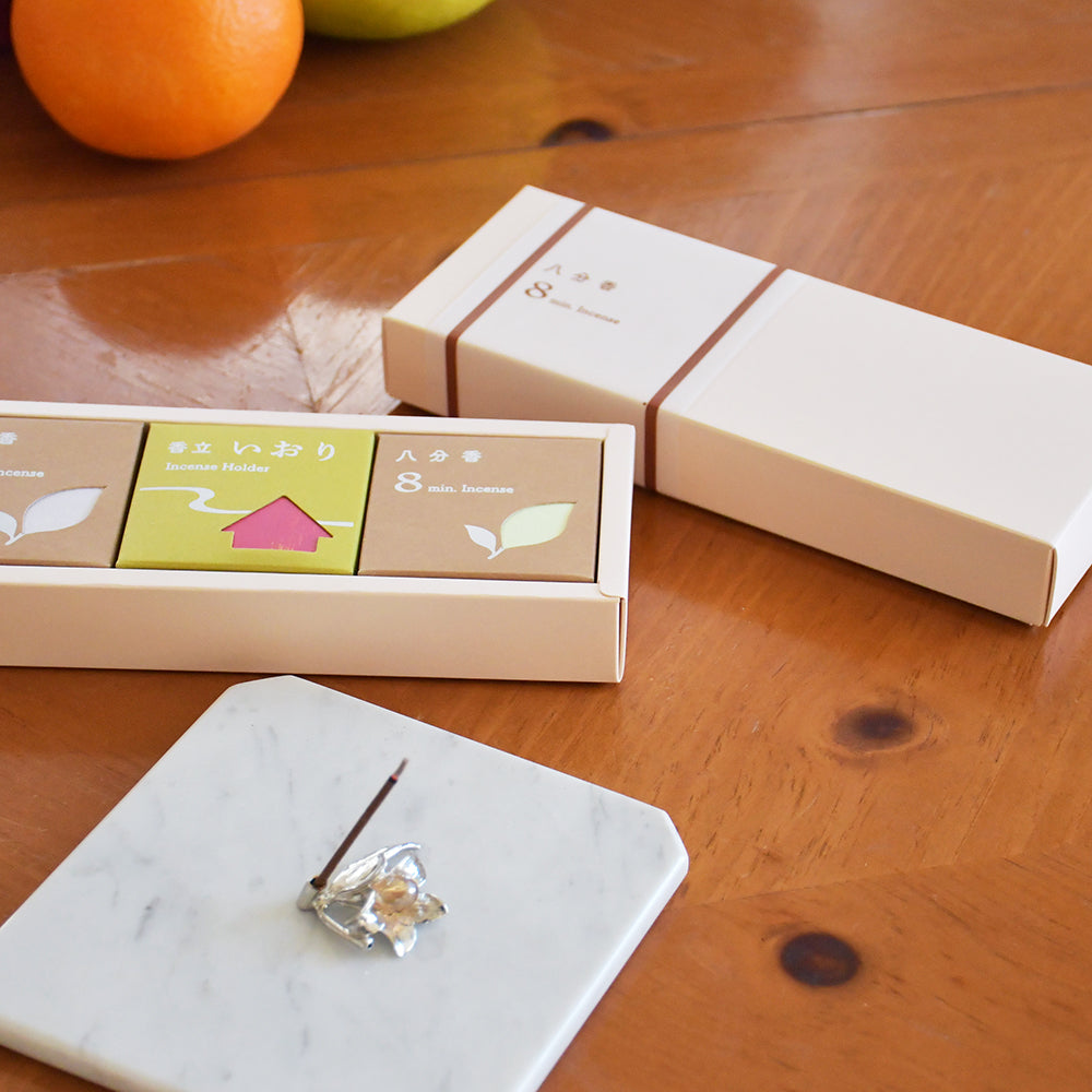 「八分香 ホワイトセージ&カモミール」と「香立いおり フルール・ド・リス」【セット】（使用シーン）