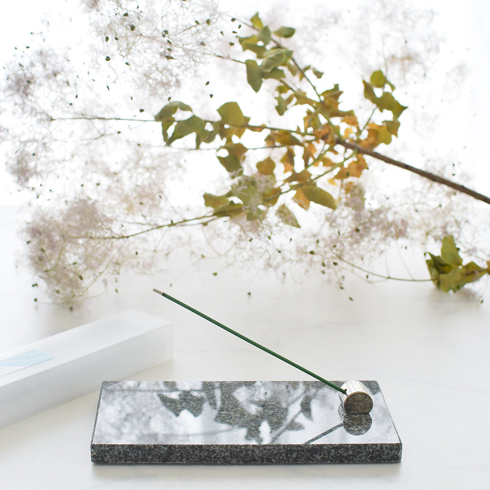 マイナスイオン香（箱）（使用シーン）