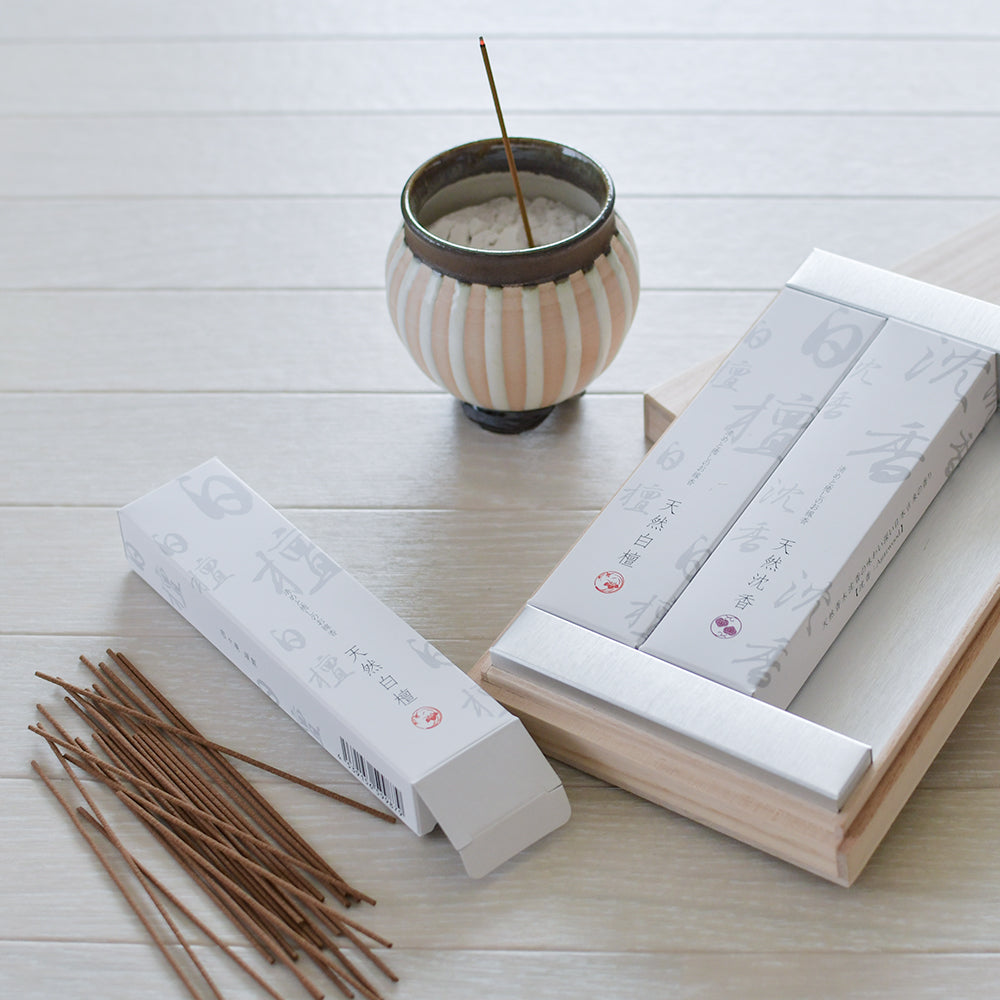 天然香木の桐箱進物（白檀2、沈香1）(
使用シーン)