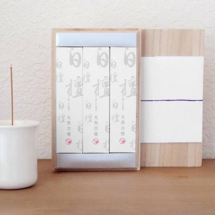 天然香木の桐箱進物（白檀3）(使用シーン)