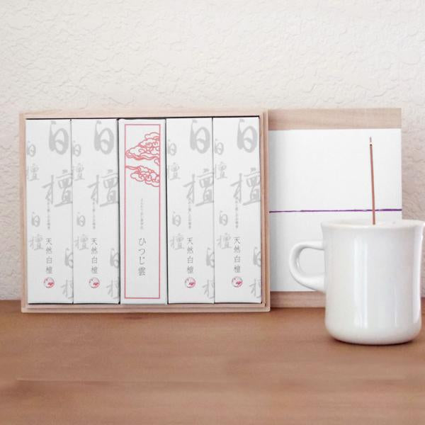 天然香木の桐箱進物 (白檀4、香炉灰1)(使用シーン)