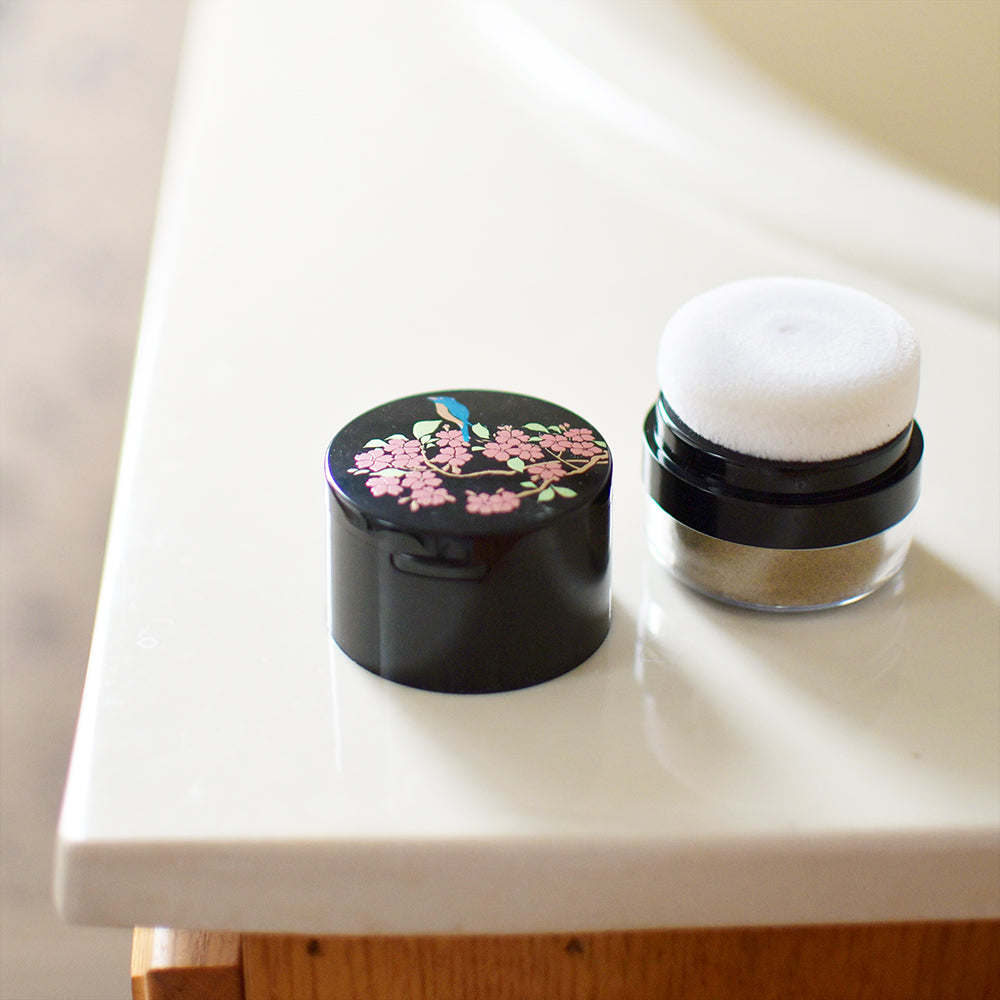 机に置かれた塗香 さくら　カリフォルニア産有機ホワイトセージ